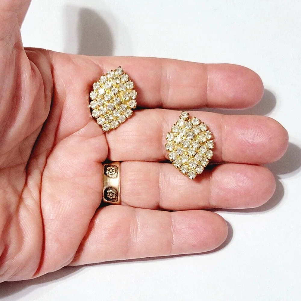 Vintage Sparkly Rhinestone Clip-on Earrings, Diamond-shaped Gold-tone wc-43